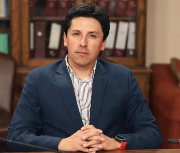 Radar_C_L's tweet photo. Por la boca muere el pez: Padre de @Mauro_GonzalezV (RN) creó empresa justo antes que se haga diputado y apenas electo esta se adjudicó $300 millones de la municipalidad de Ancud, aparentemente gracias a su amigo CORE @WAINRAIHGT (RN), según consignó el medio @radiolaislafm. #queseinvestige #quesesepa @muniancud 
Fuente: https://t.co/H67ye7LTDj