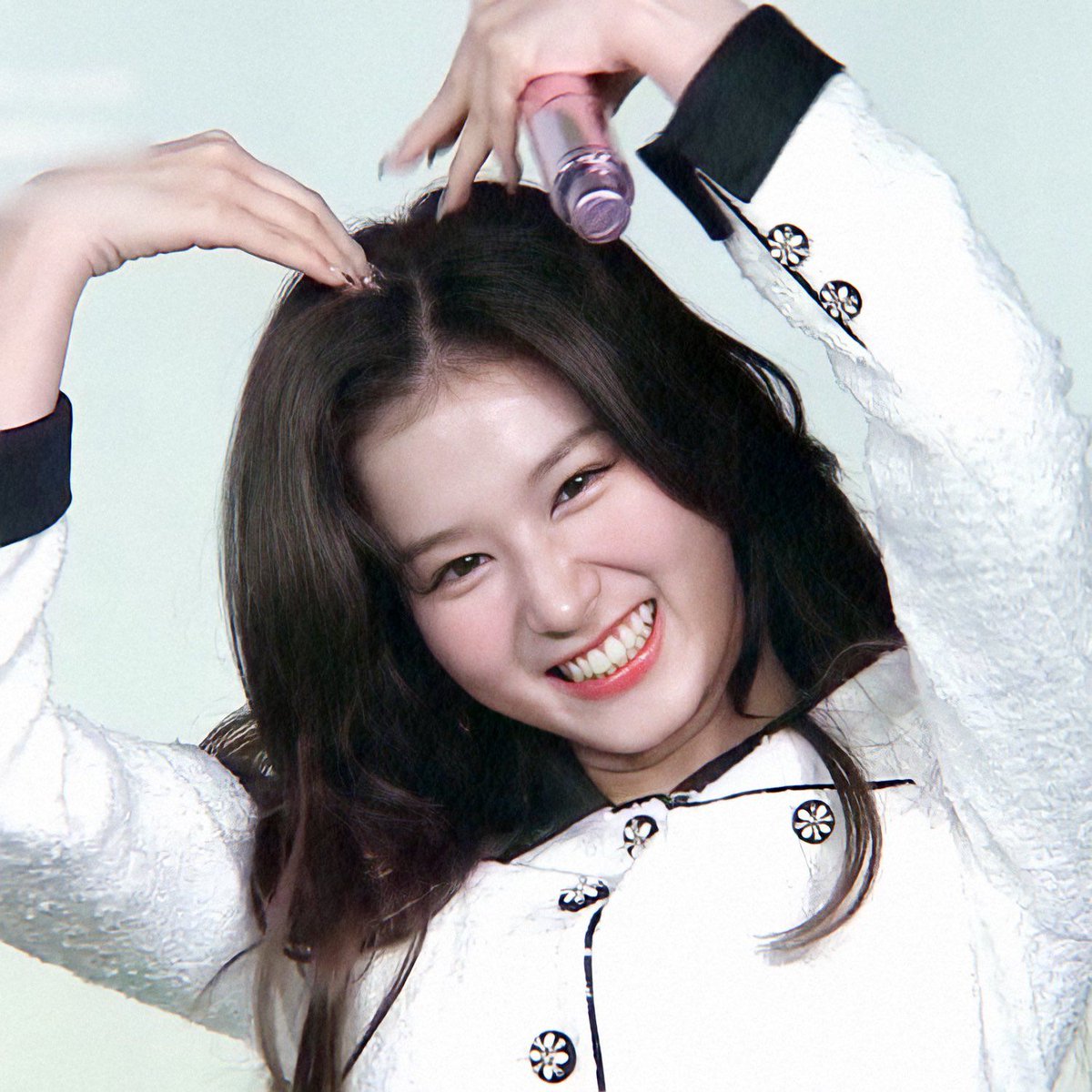 maxtozaki's tweet photo. SANA being the kindest and purest k-idol i've known; a thread https://t.co/oBu3PwViJb