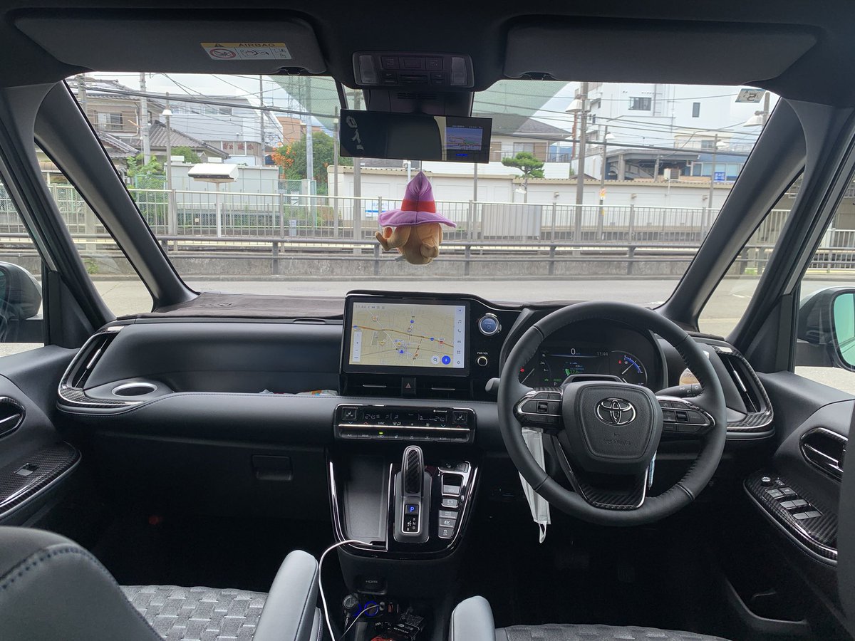 masakiil's tweet photo. 今更ですが…
次の車はVOXY HVにしました！
車中泊を前提にした装備にしました
カーテンと後席モニターで車中泊も快適です😊
GR仕様なので内装はカーボン調に統一してみました
インナーハンドルの辺りがお気に入りです😙
早くホイールを変えたいですねぇ https://t.co/BjITcL0HzX