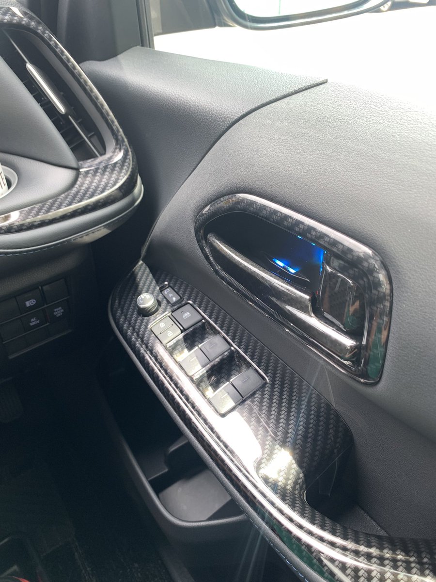 masakiil's tweet photo. 今更ですが…
次の車はVOXY HVにしました！
車中泊を前提にした装備にしました
カーテンと後席モニターで車中泊も快適です😊
GR仕様なので内装はカーボン調に統一してみました
インナーハンドルの辺りがお気に入りです😙
早くホイールを変えたいですねぇ https://t.co/BjITcL0HzX