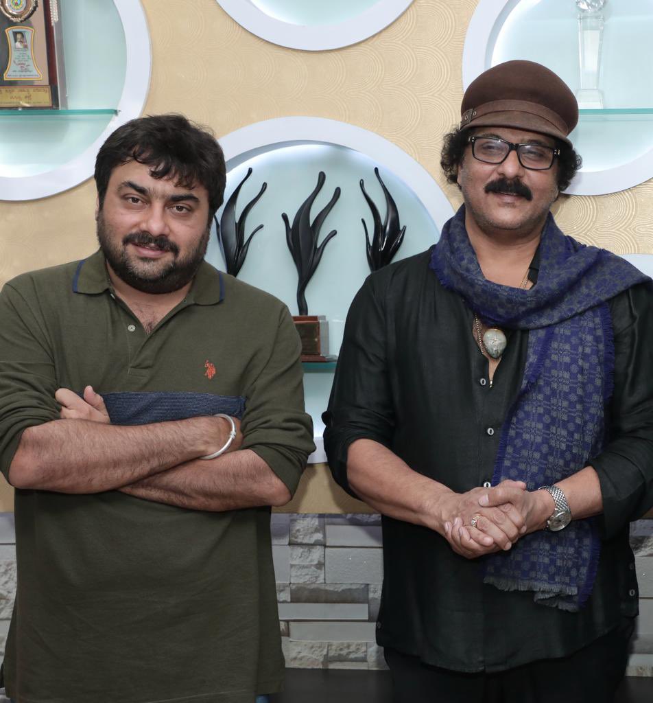 raghuram9777's tweet photo. ಜನುಮನ  ಕೊಟ್ಟ ಅಪ್ಪ ಅಮ್ಮನಿಗೆ, ಅಕ್ಷರವನ್ನು ಕಲಿಸಿಕೊಟ್ಟ ಎಲ್ಲ ಶಿಕ್ಷಕರಿಗೆ, ಬದುಕೋದನ್ನ ಕಲಿಸಿಕೊಟ್ಟ ಲೋಕಕ್ಕೆ, ಸಿನಿಮಾವನ್ನು ಪ್ರೀತಿಸಿ, ವೃತ್ತಿ ಮಾಡಿಕೊಟ್ಟ ನನ್ನ ಗುರುಗಳಿಗೆ, ನಮಗೆ ಅರಿಯದೇನೆ ಬದುಕಿನಲ್ಲಿ ಎಲ್ಲಾ ಪಾಠಗಳನ್ನು ಕಲಿಸುವ ಪ್ರತಿಯೊಬ್ಬರಿಗೂ ಗುರುಪೌರ್ಣಿಮೆ��� ಹಾರ್ದಿಕ ಶುಭಾಶಯಗಳು. #happygurupurnima https://t.co/uAWJIkN7Yw