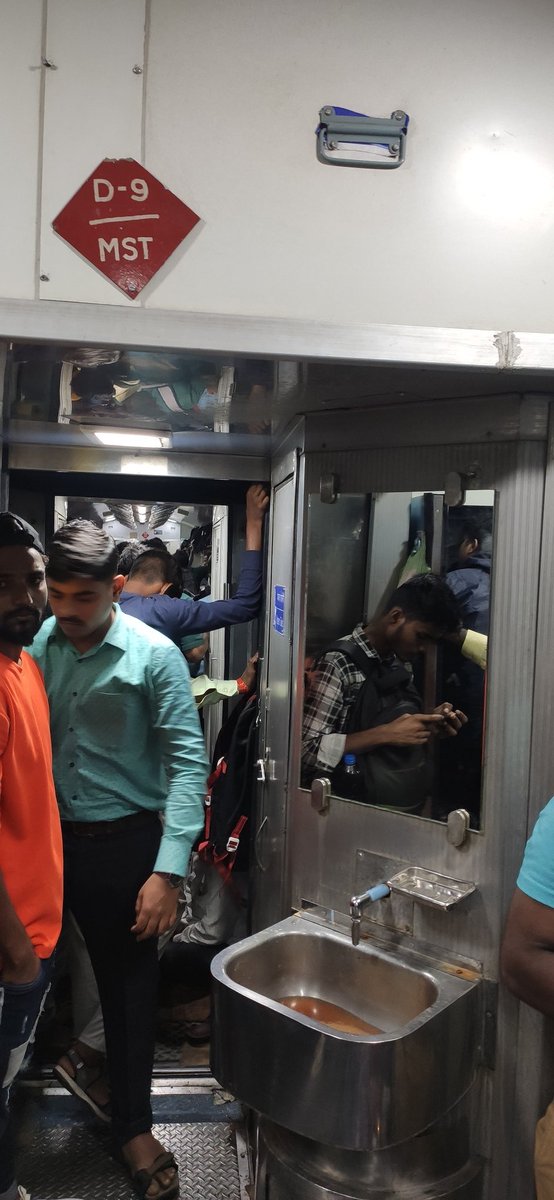 Mayur_Ghumare's tweet photo. @GM_CRly @drmmumbaicr @drmcrngp @drmpune @DrmSolapur @drmbhusavaldivn
@AshwiniVaishnaw 
Picture of 22106-Indrayani SF Express(Pune Junction to CSMT) D9-MST Boggie, Prior coming to pune this boogie belongs to 12170 Pune Intercity SF Express(Solapur to Pune Junction) General Boogie https://t.co/GZyxsps5U3