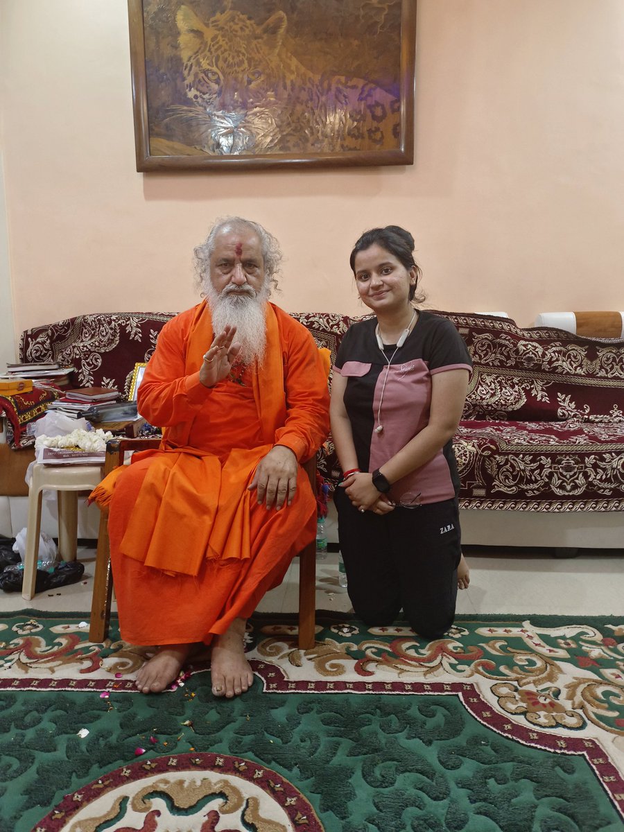 aanshi777's tweet photo. गुरु पूर्णिमा के शुभ अवसर पर झाँसी सिद्धेश्वर पीठ के महंत आचार्य हरीओम पाठक जी महाराज का आशीर्वाद लिया । https://t.co/4z8GSSfCQh