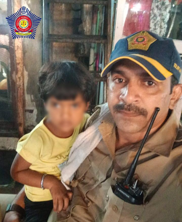 MumbaiPolice's tweet photo. अवघ्या २६ मिनिटात ३ वर्षीय मुलीचा शोध

दि. ०२.०७.२३ रोजी एक ०३ वर्षीय मुलगी वडाळा पूर्व मुंबई येथून हरवील्याची तक्रार वडाळा पोलीस ठाण्यात आली असता, कर्तव्यावर असणारे पोलिसांनी आसपासच्या परिसरात सर्तकतेने गस्त घालत सदर मुलीचा अवघ्या २६ मिनिटांमध्ये शोध घेऊन पालकांच्या स्वाधीन केले. पालकांनी पोलिसांचे आभार मानले.

#ReunitingHappiness #MumbaiPolice4All