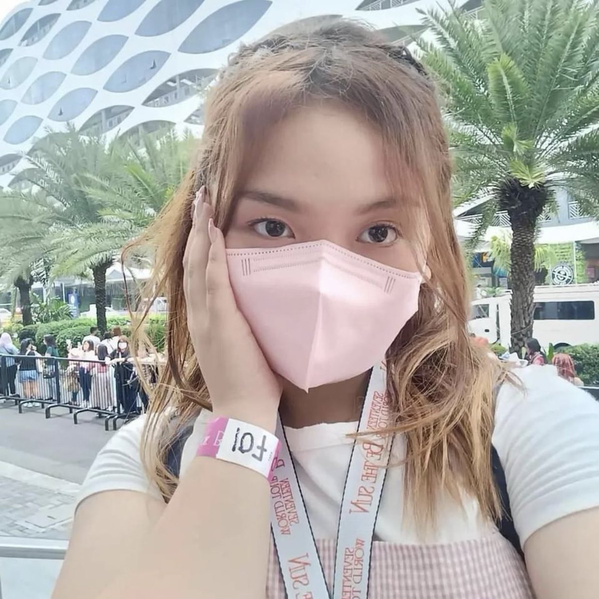 yoonchaera's tweet photo. PAKITANDAAN PO ANG MGA MUKHANG ITO. THIS IS MICHELLE AND HER MOM

TO A MOTHER WHO LET HER CHILDREN DO HORRIBLE THINGS LIKE THIS JUST FOR MONEY AND FOR SCAMMING PEOPLE, SHAME ON THIS TYPE OF PEOPLE

SHAME ON YOU, MICHELLE AND YOUR MOM 😡🤬 https://t.co/05Hv6xS3kc