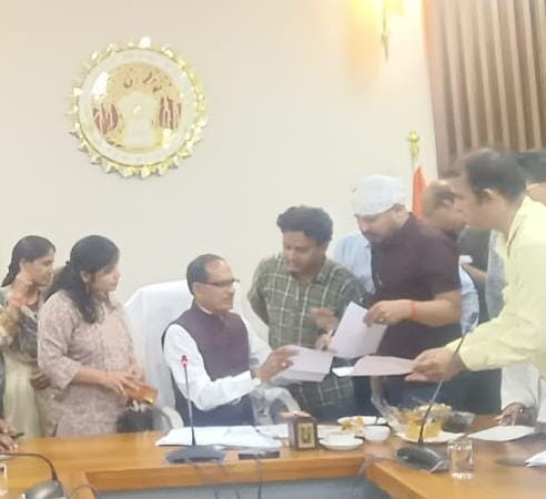 #एनएचएम_संविदा_स्वास्थ्य_कर्मचारी_संघ सीएम श्री <a href="/ChouhanShivraj/">Shivraj Singh Chouhan</a> जी का हार्दिक आभार व्यक्त करता है जो कल आपने संघ के प्रतिनिधि को बातचीत के लिऐ आमंत्रित किया।
मुझे उम्मीद ही नहीं पूर्ण विश्वास है कि एनएचएम संविदा कर्मचारियों की महापंचायत में आप हमारी सभी मांगे पूर्ण करेंगे
🙏🙏🙏