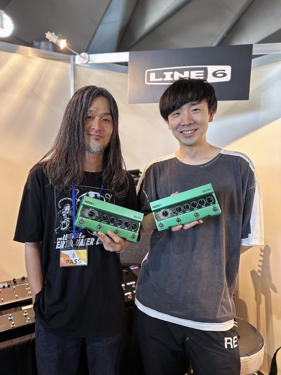 line6japan's tweet photo. YOKOHAMA MUSIC STYLE ギタリスト西田修大氏による #Line6 #DL4MkII のデモ・イベント実施後には、同じくDL4 MkIIのユーザーである伊東真一氏も遊びに来てくれました。創造性に溢れるふたりの足もとにも要チェック。
▼DL4 MkII詳細▼
https://t.co/TvQ6gLjYRk https://t.co/QTgq9kxP6O