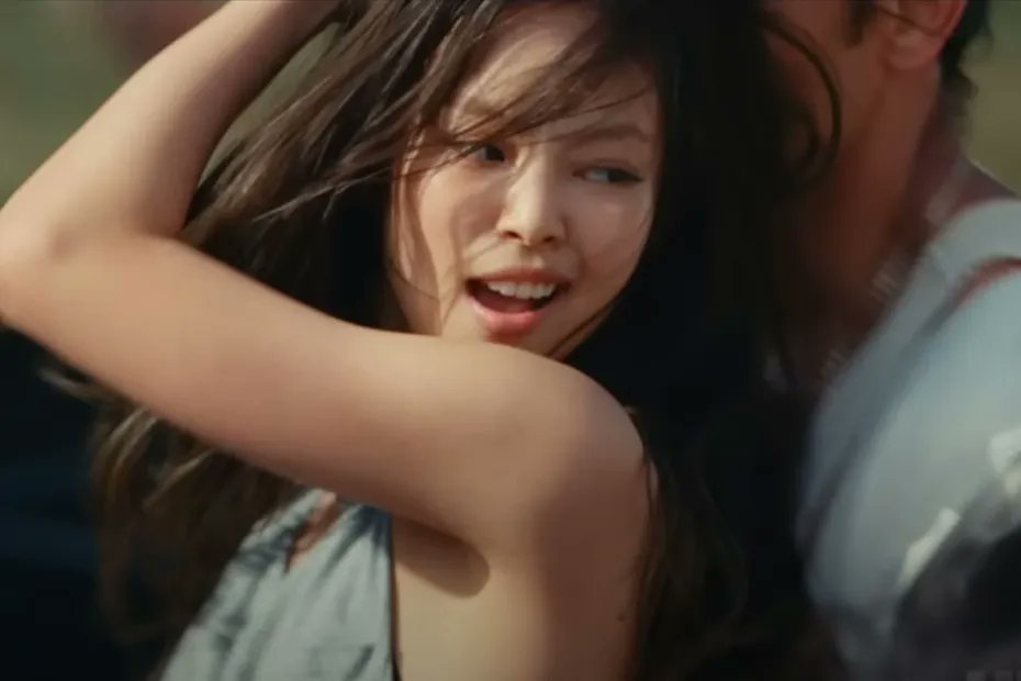 BLACKPINKBRASIL's tweet photo. 📌 Coreógrafa de 'The Idol' relembra ter ficado 'impressionada' com a dança de 'World Class Sinner' da Jennie. 

De acordo com a coreógrafa da série, Nina McNeely, a cena emulava um pouco a vida real, já que Jennie não pôde comparecer aos ensaios de dança da série devido à sua agenda lotada. Mas, quando McNeely apareceu no set, Jennie aprendeu toda a rotina em um vídeo - e acertou em cheio.

“Fiquei chocada, porque é uma longa dança de quatro minutos, e ela tinha que saber sua parte e a parte de Lily", disse McNeely exclusivamente ao The Messenger. "Fiquei completamente impressionada com o quão bem ela tinha apenas aprendendo com o vídeo.” 

McNeely, que já havia coreografado videoclipes para The Weeknd, atribuiu a habilidade de Jennie à sua experiência no mundo do K-pop - “aquela máquina de ensaiar e realmente deixá-la perfeita.”
Depois de uma rápida revisão de cada parte, a coreógrafa disse que Jennie era boa para filmar os papéis de Jocelyn e Dyanne.

🔗: https://t.co/mfV0k2ZnFY

cr. Jenniestanlovu2
#JENNIE #BLACKPINK