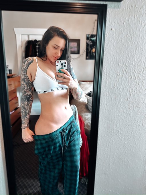 Just a reminder that I am hottest right before bed https://t.co/5GrbGf70oW