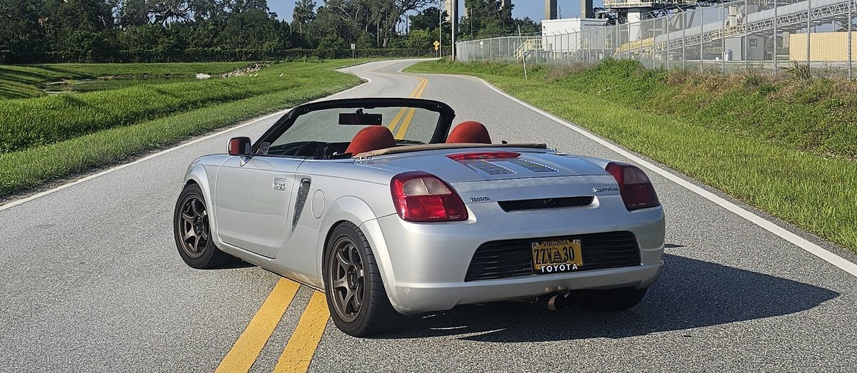 NikTheFox's tweet photo. @the_autopian If you think the taillights seem large you should see the headlights too...

Toyota Mr2 Spyder (the 3rd generation mr2) https://t.co/JiUMErZtH6