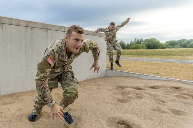 ArmyKYTN's tweet image. During an international competition in Sweden, #USArmyReserve Soldiers negotiate an obstacle course. They’re competing against fellow Soldiers from allied nations worldwide. What did you do this weekend? #ItsYourTime #whynotyou