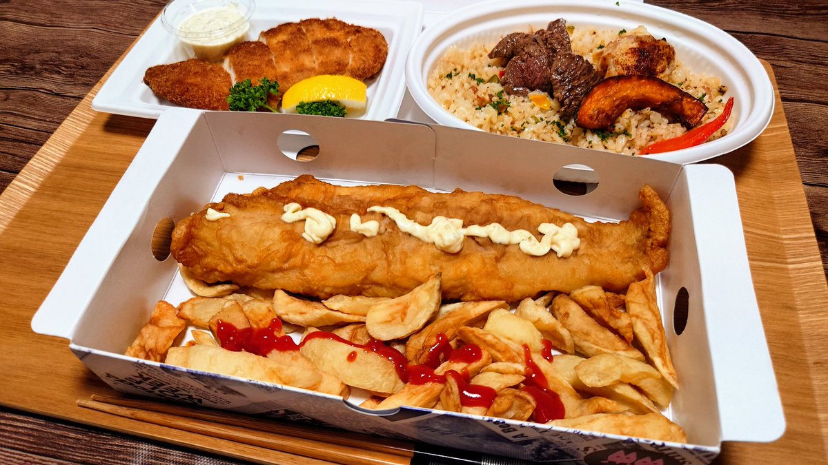 昨日はデパ地下惣菜パーティをしました！！！フィッシュアンドチップスのフィッシュがでかすぎてお腹パンパンマンでした！！！ https://t.co/NV1VSMIpld