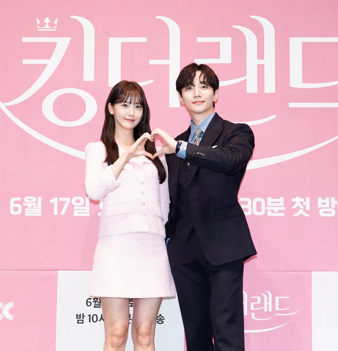 Korseries's tweet image. สื่อรายงาน อีจุนโฮ - ยุนอา พระนางซีรีส์ #KingtheLand กำลังคบหาดูใจกันอยู่ โดยเผยว่าทั้งคู่พัฒนาความสัมพันธ์เป็นคู่รักตั้งแต่ก่อนการถ่ายทำซีรีส์ และนั่นเป็นเหตุผลที่ทั้งคู่มาร่วมงานกันในซีรีส์ #KingtheLand

ขณะนี้ต้นสังกัด JYP และ SM กำลังอยู่ระหว่างตรวจสอบกับศิลปิน