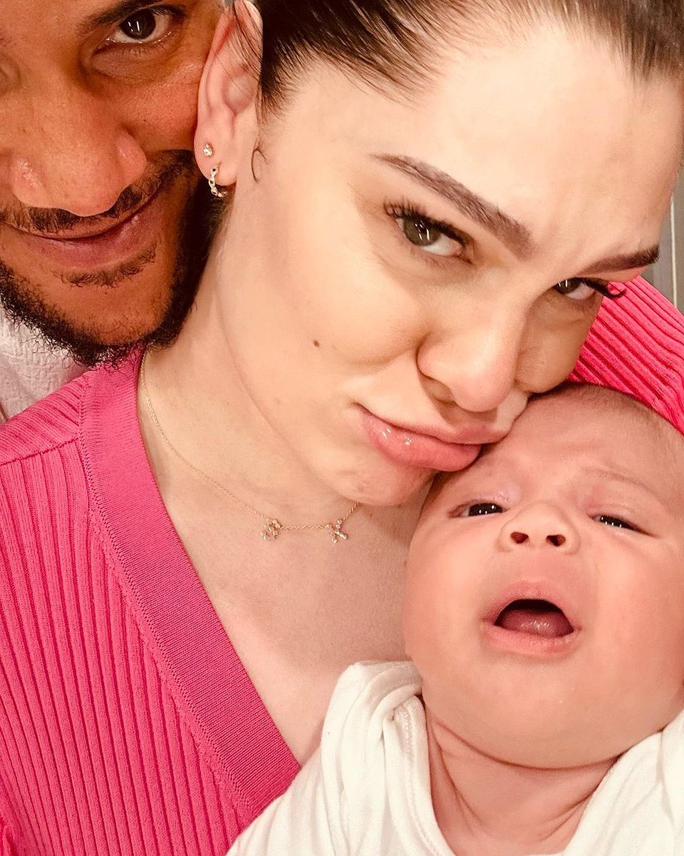 WORLDMUSICAWARD's tweet photo. #JessieJ shares adorable pics with partner #ChananColman and newborn baby #SkySafir and sings to Safir with her amazing voice! 👏👩‍❤️‍👨👶🏽 👩‍🎤👑💕
🎥https://t.co/2kxeJCRhoF https://t.co/Pnk4zksvC8