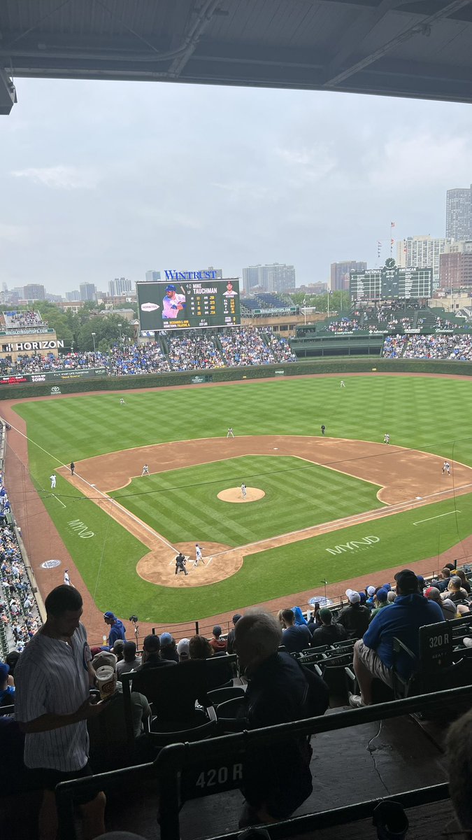 homeboy_10's tweet photo. Great game! @Cubs @TINBand #rookieoftheyear https://t.co/BIaAycBI7P