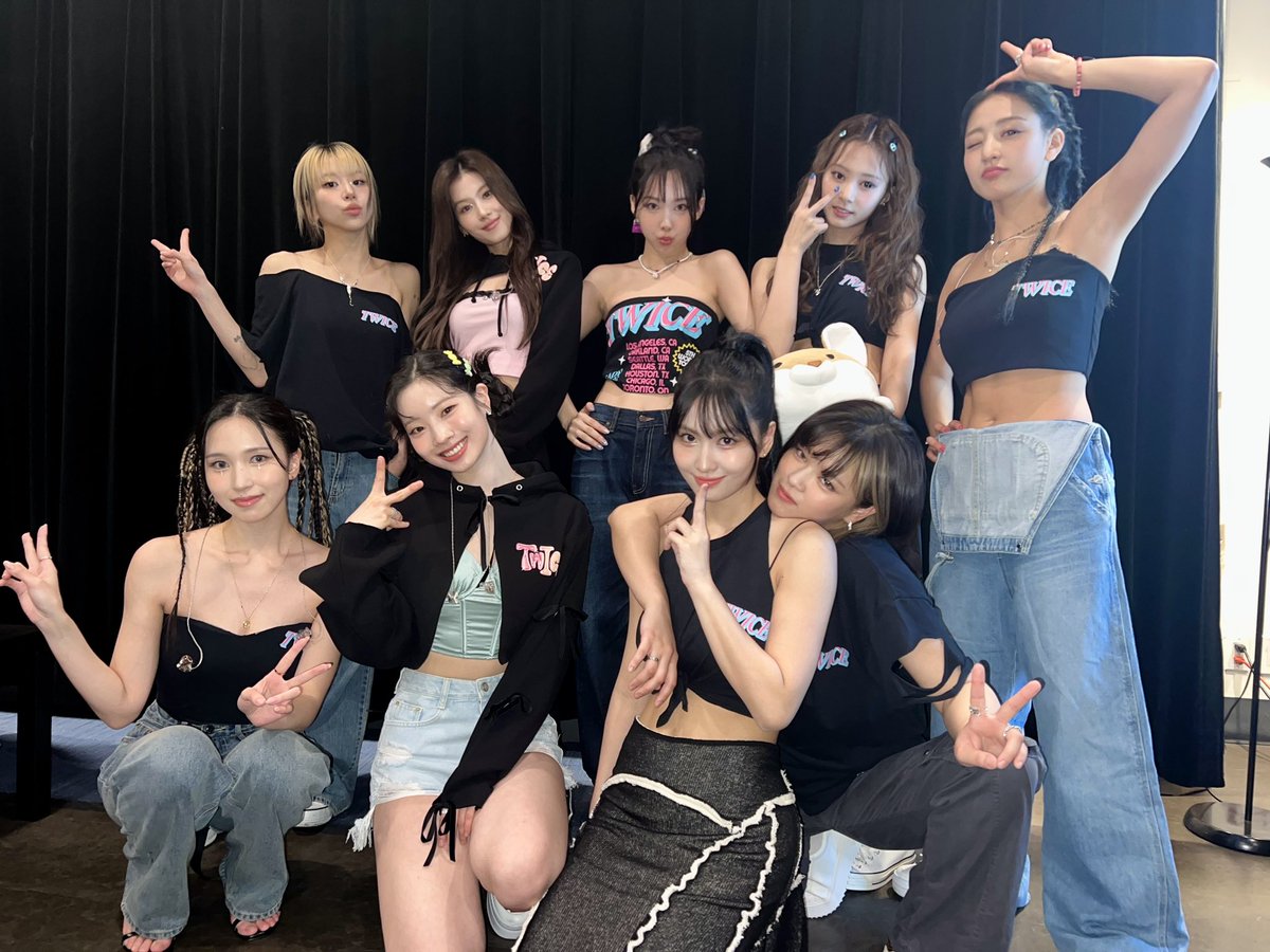 TWICE tweet media