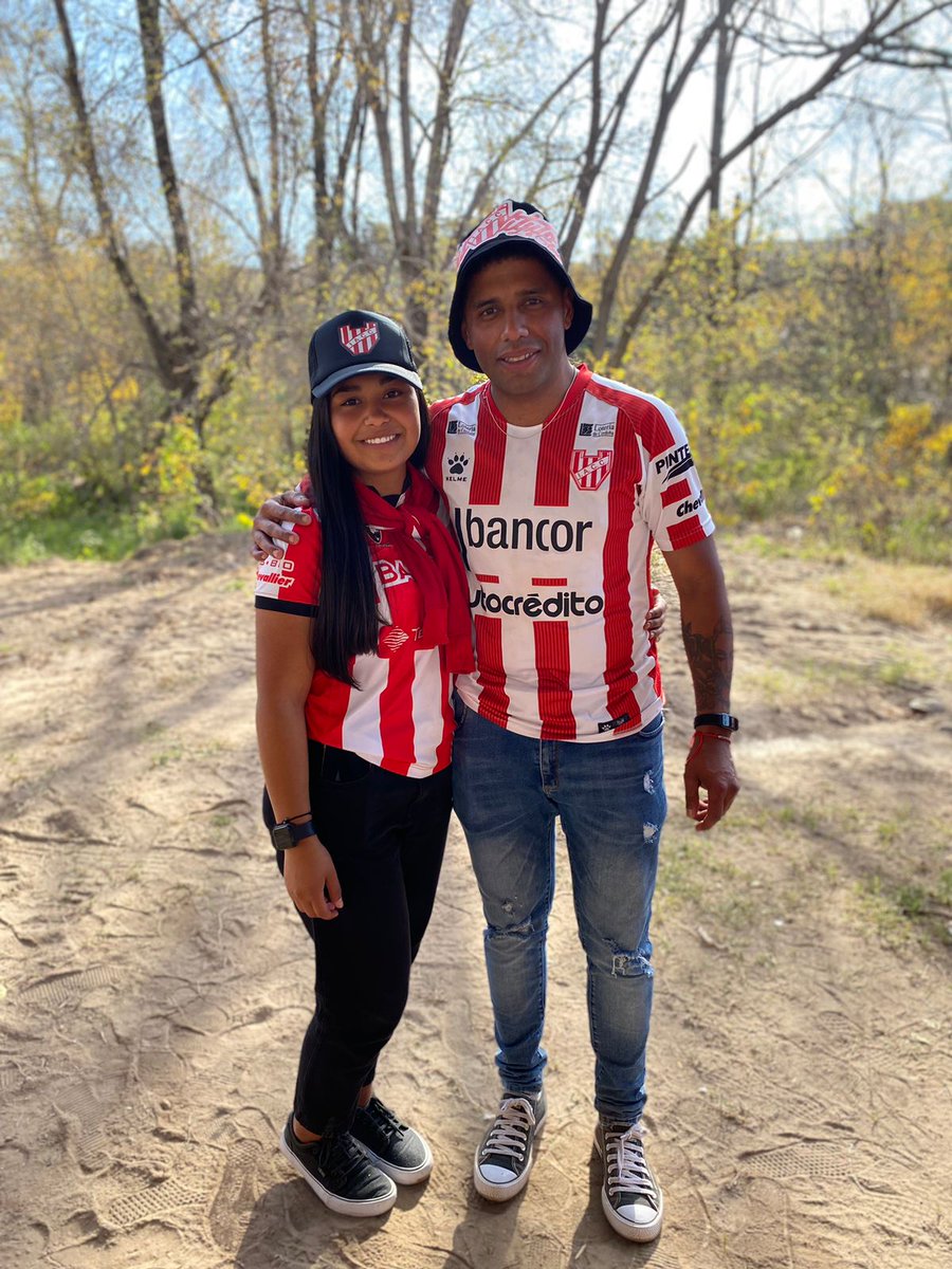 Solo agradecerte por haberme hecho de los colores más lindos y demostrarme que a pesar de todo seguimos estando en las buenas y en las malas,te amo viejo,por más canchas juntos 😍❤️