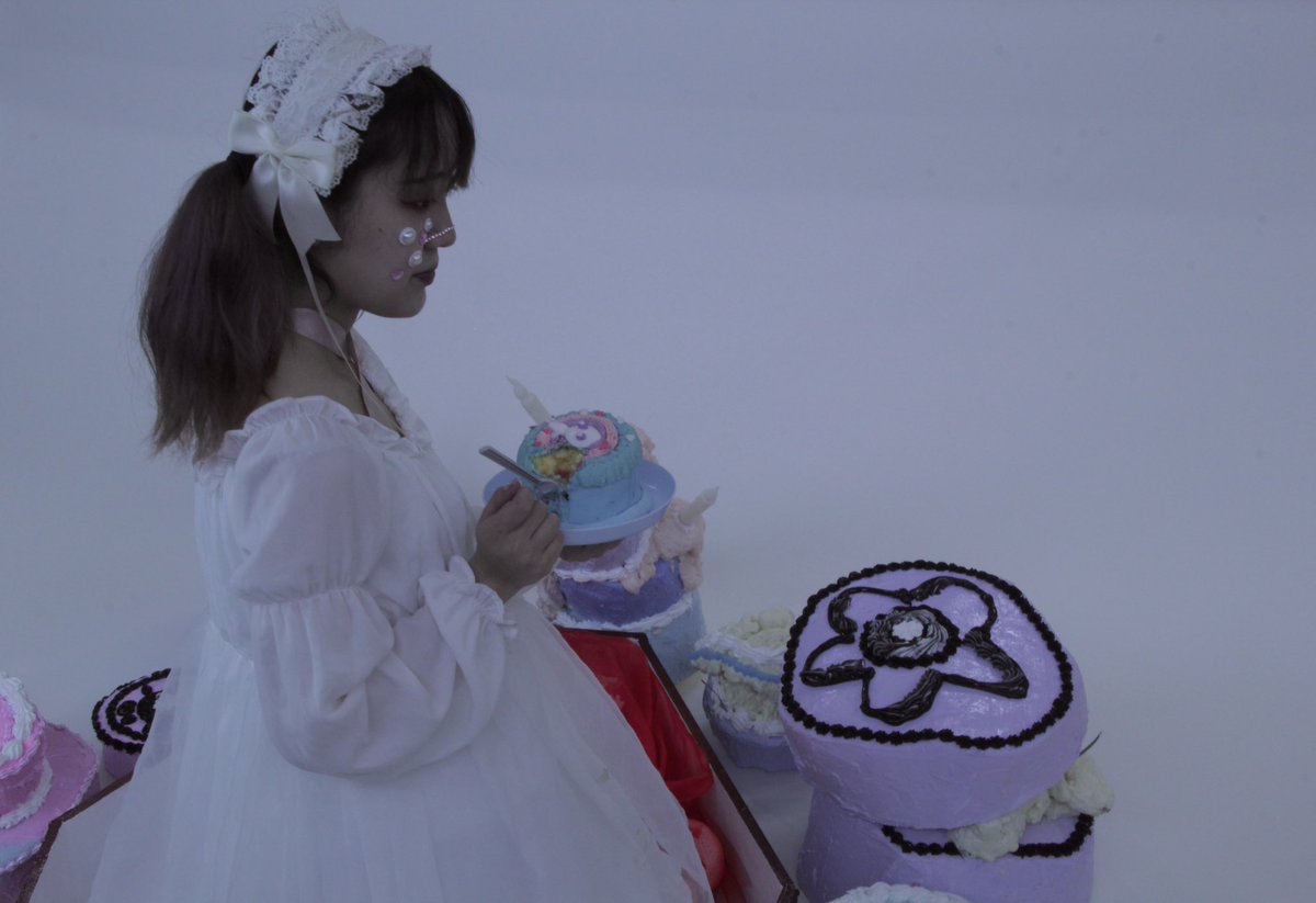 3日目開場しております。

在廊は14時～19時までの予定です🫧🍰
来場していただいた皆さんの暖かい感想に心が救われております！ありがとうございます😭