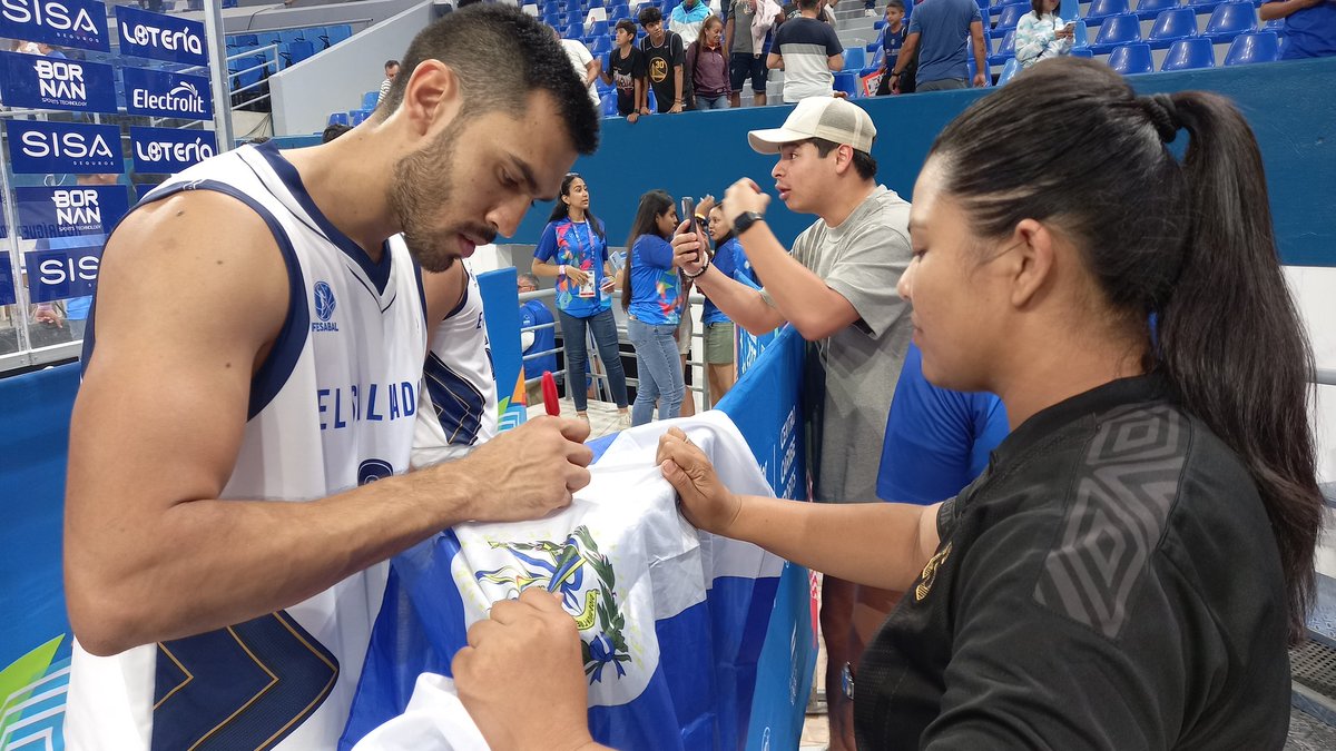 🏀🇸🇻 #Baloncesto #JuegosCentroamericanosydelCaribe #SanSalvador2023

El jugador #salvadoreño Alejandro Arias <a href="/a23arias/">Alejandro Arias</a>, solicitado para las fotografías y firmas de autógrafos.

cc.: <a href="/CanchaEDH/">La Cancha</a>

⬇️