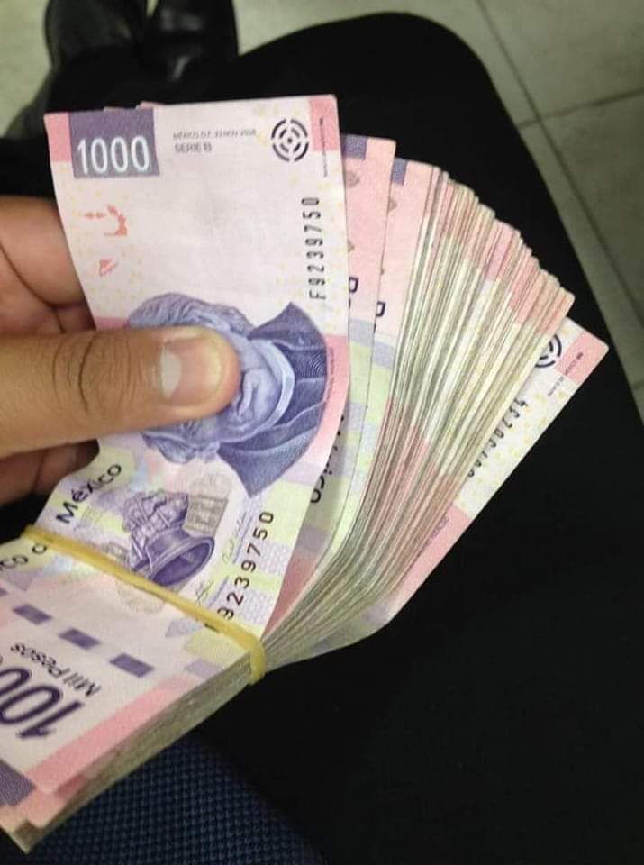 chilakilmasked's tweet photo. A veces dudo de que Dios me quiera, pero luego pasan cosas cómo ésta, trabajo en Aeroméxico y el día de hoy me encontré una cartera Gucci con 80k pesos, quién no crea en Dios que me explique ésto, agradecido con Jesucristo.🙏🏻 https://t.co/cZN4RVYEPx