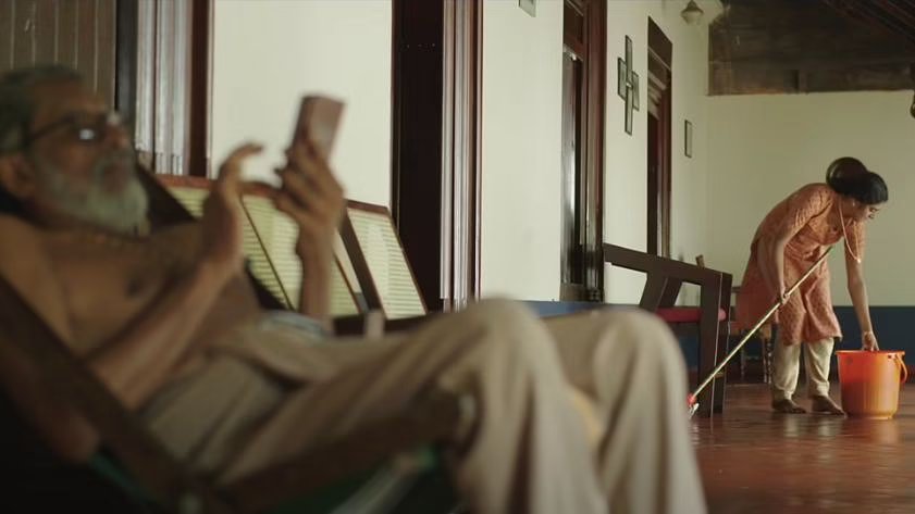 Kisahkan seorang istri yg diperlakukan bak budak di rumahnya tanpa pernah sekalipun kerja kerasnya dihargai, 'The Great Indian Kitchen' adalah film yg amat powerful, menampar &amp; menyesakkan dada di balik poster ala romcom. Satu pengingat penting untuk memanusiakan manusia. Buagus!