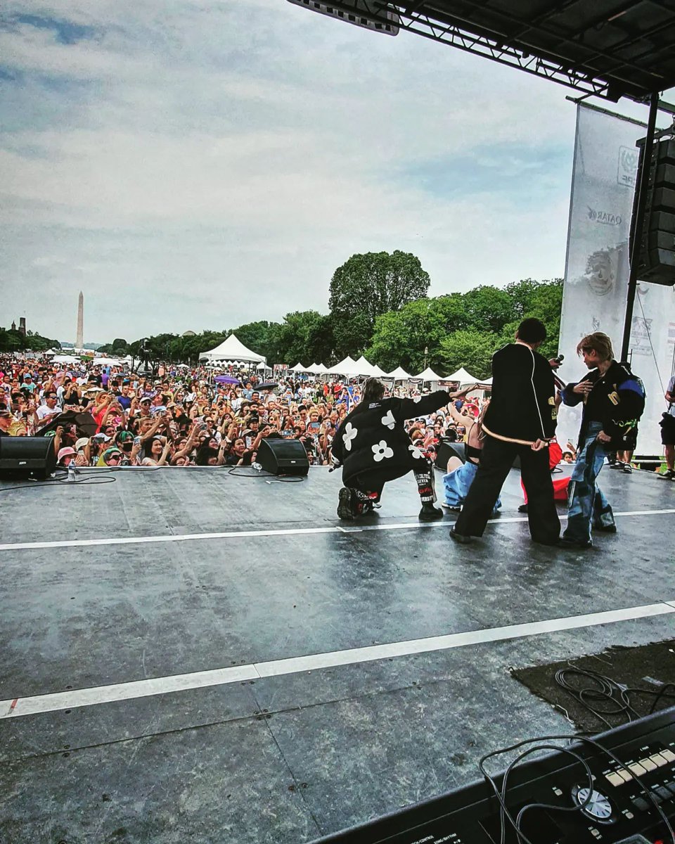 Mckaofficialfan's tweet photo. ภูมิใจในตัวน้องๆ มาก ได้ร้องเพลงของตัวเองต่อหน้าคนเยอะขนาดนี้ในต่างประเทศ ขอบคุณ ผู้ใหญ่ใจดีทุกท่านที่ได้นำพาน้องๆไปร่วมงานในครั้งนี้มากค่ะ

#4MIXxALLYSawasdeeDC
#4MIX #ALLY #allynitibhon https://t.co/kBQ0C5IYQX