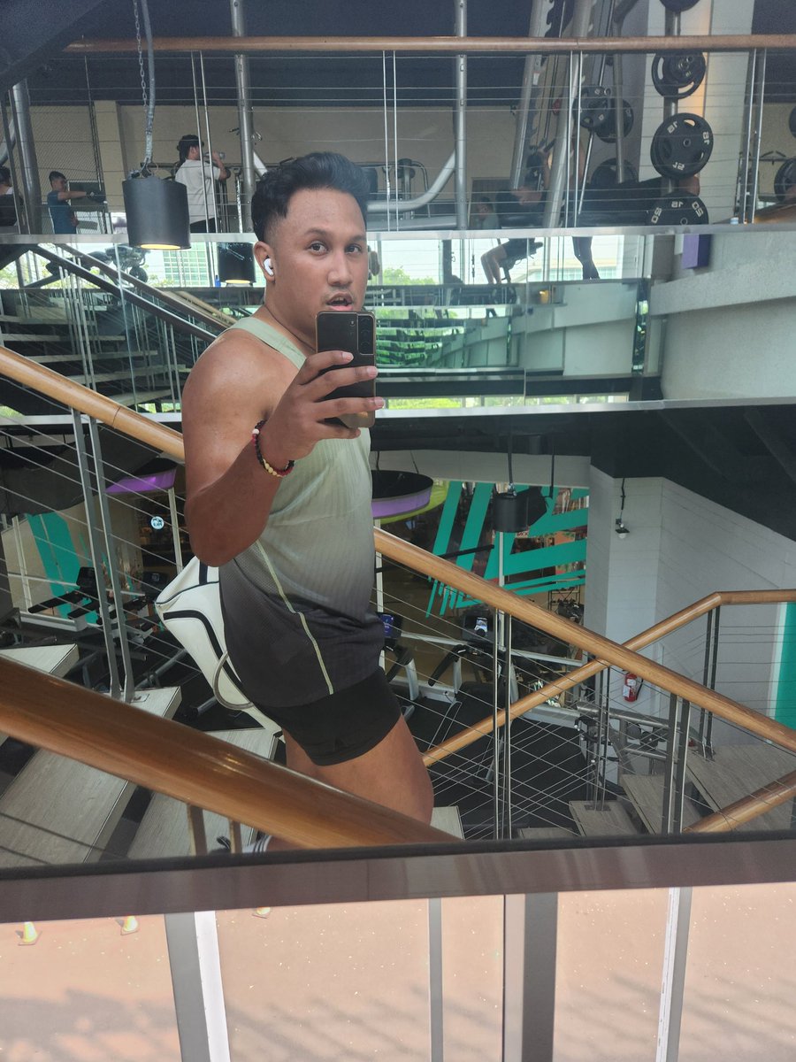 IsSingSongTime's tweet image. When I was building esports franchises I traveled from Cali to New york so ive seen a ton of places to play but man Indonesia is different, and I want to show ya'll. My gym is on top of 6 stops.