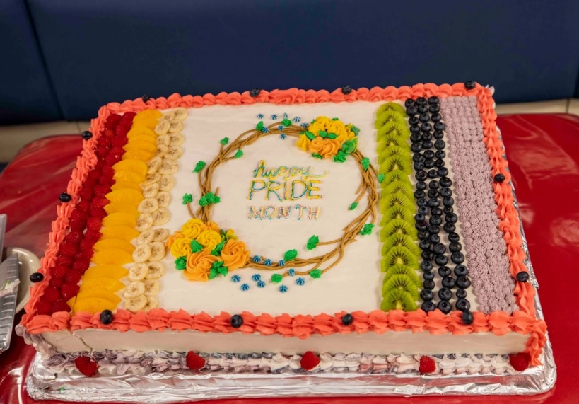 お祝い事にはケーキ🍰が欠かせない米海軍。こちらは先月（6月）駆逐艦ラルフ・ジョンソンでプライド月間をお祝いした際のケーキ。フルーツがたくさんデコレーションされたカラフルなケーキ😍おいしそうですね😋