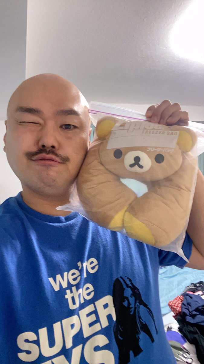 クロちゃんの宝物 あっちゃんが使ってたネックピロー。 ジップロックに