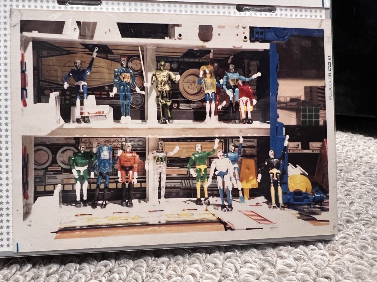 yacccchiy's tweet photo. 昨日、自宅に行った時に見つけた写真、その2

ミクロマンとビルドベースの写真。
ビルドベースの写真は父親が中にフラッシュを仕込んで撮ったやつです。
ミクロマン好きだったけど、今は無いのかな？

#ミクロマン https://t.co/JwgjqjdnDH