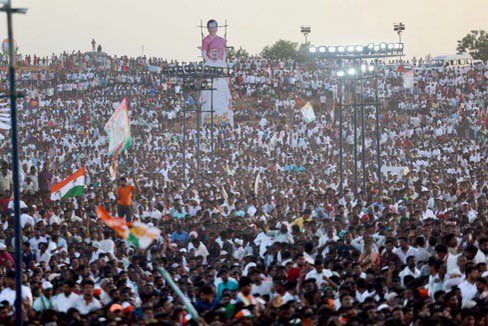 SupriyaShrinate's tweet photo. जनता की रोके राह,समय में ताव कहां?  
वह जिधर चाहती,काल उधर ही मुड़ता है।  
दो राह,समय के रथ का घर्घर-नाद सुनो,  
सिंहासन खाली करो कि जनता आती है।  
@RahulGandhi https://t.co/Py00YG8cjY