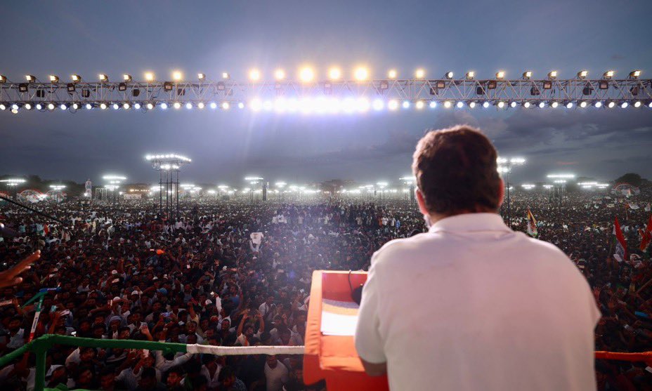 SupriyaShrinate's tweet photo. जनता की रोके राह,समय में ताव कहां?  
वह जिधर चाहती,काल उधर ही मुड़ता है।  
दो राह,समय के रथ का घर्घर-नाद सुनो,  
सिंहासन खाली करो कि जनता आती है।  
@RahulGandhi https://t.co/Py00YG8cjY