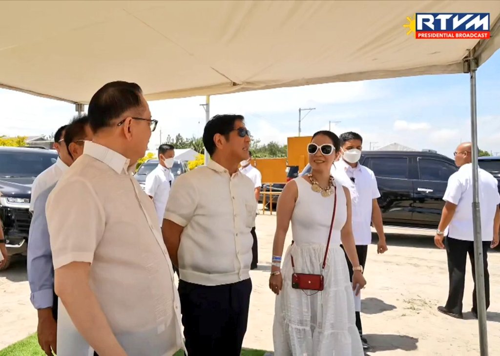 _MIGZ29's tweet photo. PBBM inspects the ongoing construction of the Pambansang Pabahay Para sa Pilipino Housing (4PH) Project.

Strategically situated in a 9.8-hectare land, the project is composed of 27 buildings with around 8,000 housing units that can accommodate more than 10,000 Filipino families. 

📍 San Fernando, Pampanga