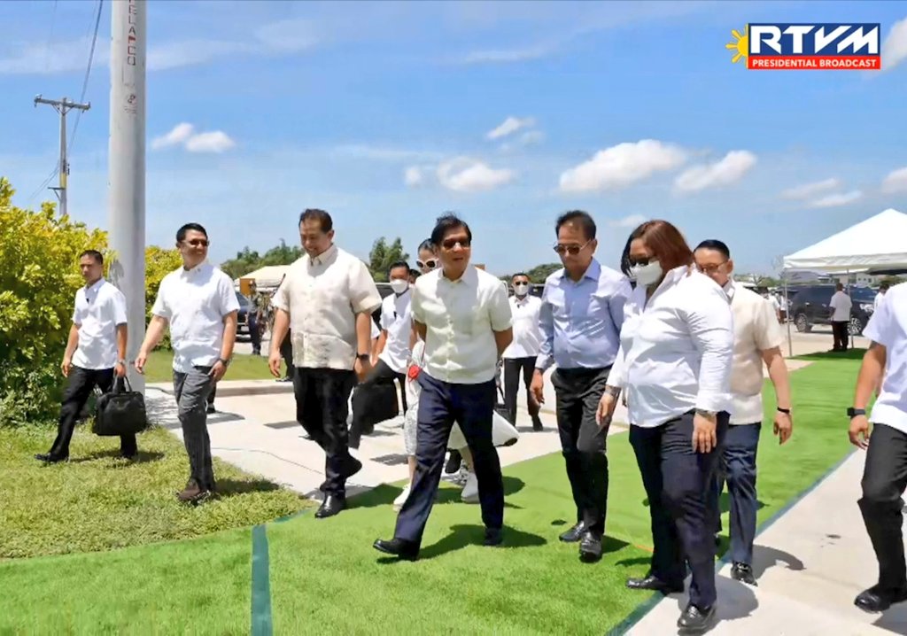 _MIGZ29's tweet photo. PBBM inspects the ongoing construction of the Pambansang Pabahay Para sa Pilipino Housing (4PH) Project.

Strategically situated in a 9.8-hectare land, the project is composed of 27 buildings with around 8,000 housing units that can accommodate more than 10,000 Filipino families. 

📍 San Fernando, Pampanga