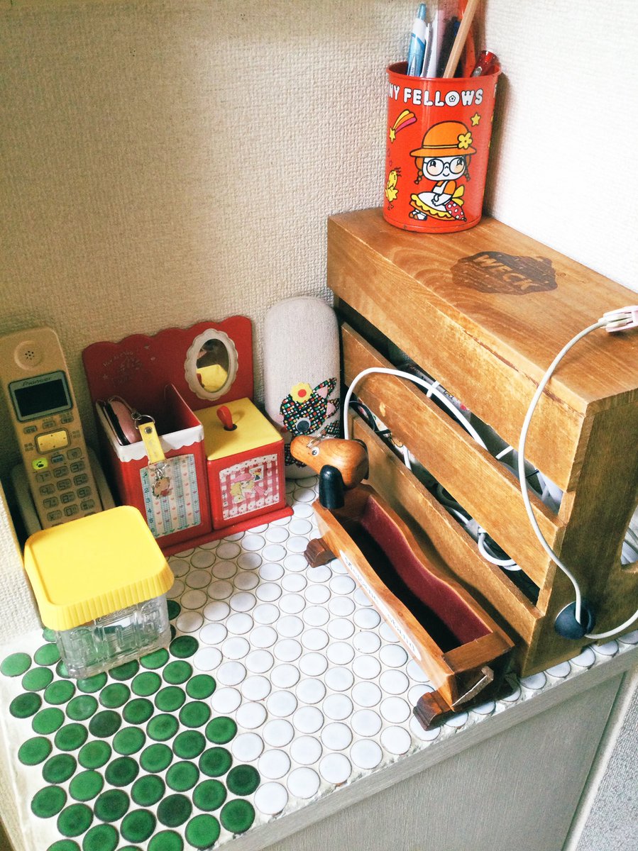 zakkaokusama's tweet image. こんにちは😊
名古屋は暑さに押し潰されそうですよ😅
あの〜電話台って死語ですか？我が家は現役😁充電器隠しの　＃WECK の木箱の上はタブレットの充電場所で、ガラケーは　＃田村セツコ　さんのペン立て入っています。＃コカコーラ　の景品のお家は目薬類入れです。
＃昭和レトロ　＃ヤングコクヨ