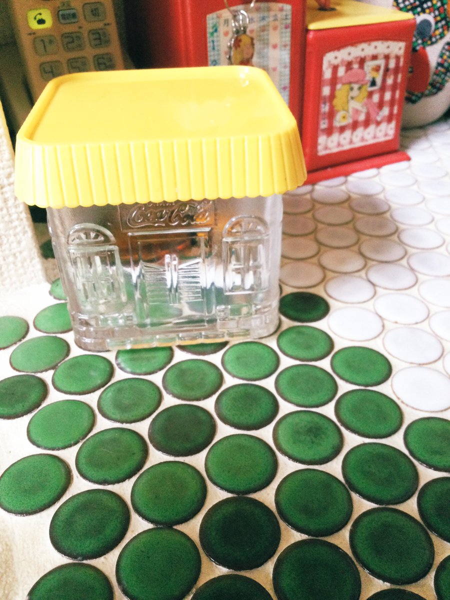 zakkaokusama's tweet image. こんにちは😊
名古屋は暑さに押し潰されそうですよ😅
あの〜電話台って死語ですか？我が家は現役😁充電器隠しの　＃WECK の木箱の上はタブレットの充電場所で、ガラケーは　＃田村セツコ　さんのペン立て入っています。＃コカコーラ　の景品のお家は目薬類入れです。
＃昭和レトロ　＃ヤングコクヨ