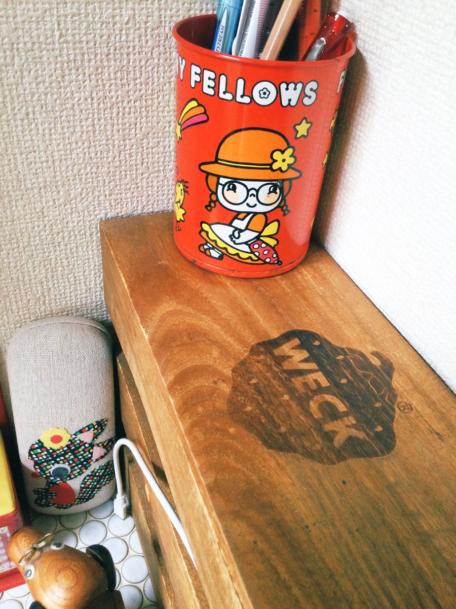 zakkaokusama's tweet image. こんにちは😊
名古屋は暑さに押し潰されそうですよ😅
あの〜電話台って死語ですか？我が家は現役😁充電器隠しの　＃WECK の木箱の上はタブレットの充電場所で、ガラケーは　＃田村セツコ　さんのペン立て入っています。＃コカコーラ　の景品のお家は目薬類入れです。
＃昭和レトロ　＃ヤングコクヨ