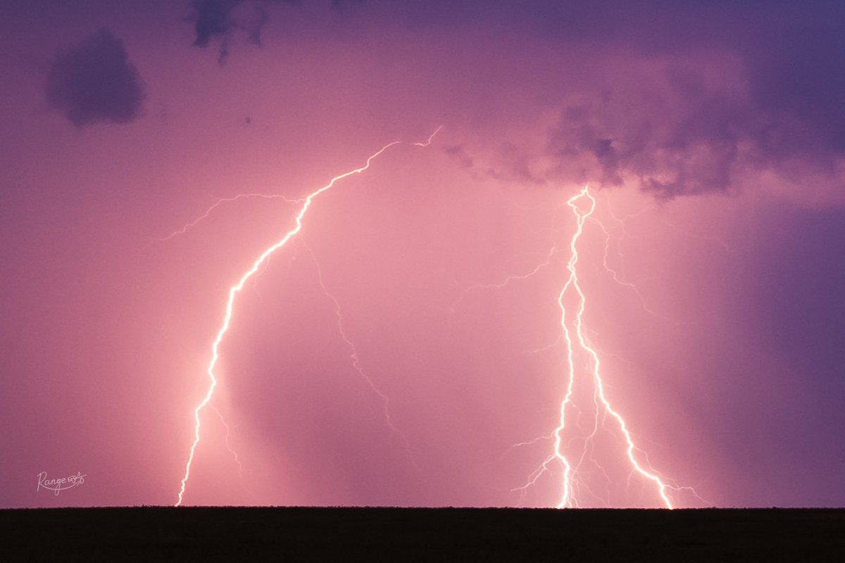 YijingLiu7's tweet photo. Some nice CG lightning strikes on Hulun Buir prairie in north China during dusk.
@MikeOlbinski https://t.co/hfAeuSgK5W