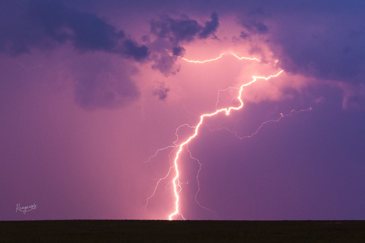 YijingLiu7's tweet photo. Some nice CG lightning strikes on Hulun Buir prairie in north China during dusk.
@MikeOlbinski https://t.co/hfAeuSgK5W