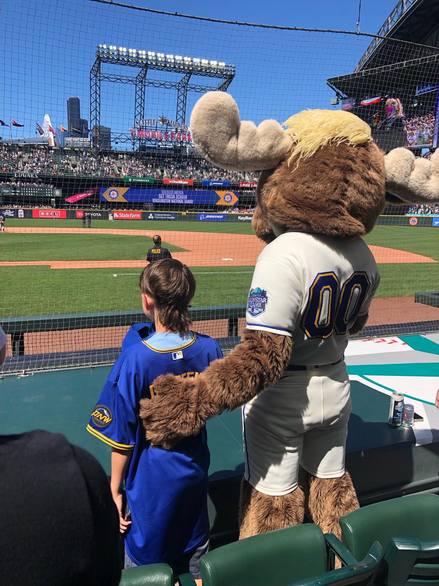 50beowulf's tweet photo. Connor and the Moose during God Bless America. @Mariners #whereiroot #gomariners https://t.co/QcDHs5SZYn