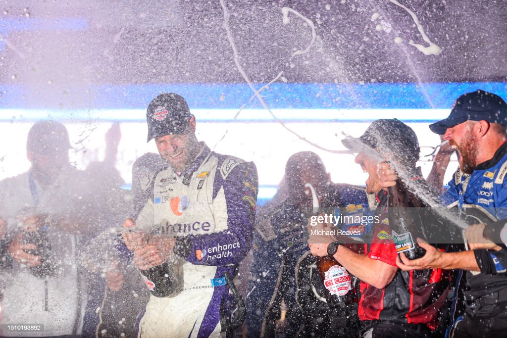 7TH DRIVER TO WIN IN THEIR NASCAR CUP SERIES DEBUT!!! 🏁 SHANE VAN GISBERGEN, EVERYONE!!! @shanevg97 @NASCAR #NASCARChicago #NASCAR75 📸: @tiltoncreative, Sean Gardner, @ChrisGraythen, @MichaelMReaves