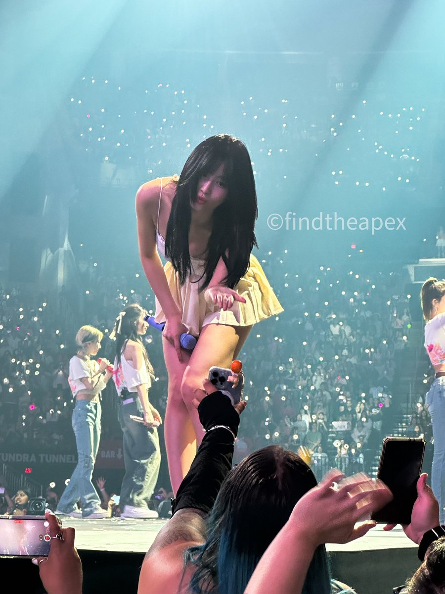 findtheapex's tweet photo. Momo #twice #READYTOBE #READYTOBE_IN_HOUSTON #READYTOBE_IN_HOUSTON_D1 #twice5thworldtour #momo https://t.co/kKLViYxQEa
