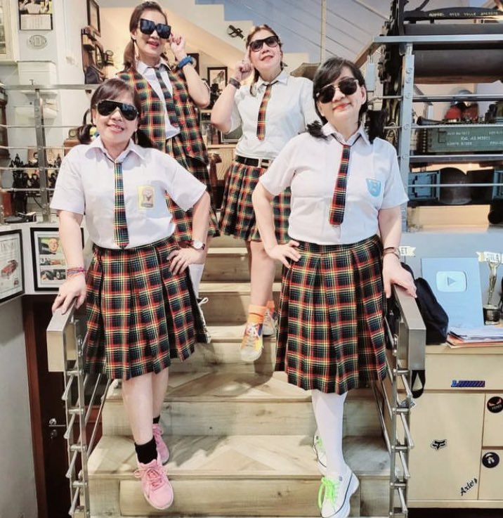 cocomitayaa's tweet photo. janji engga cosplay jadi anak SMA ✌🏻  dan katanya lagi ngumpulin uang buat buka warung tan? Kok yang saya liat engga ada tuh apa yang dibilang tante hehe yang saya liat tante malah membuang uang nya untuk hedon 👀 #viral2023 #hutang #krishatta https://t.co/aC09S4VjvK