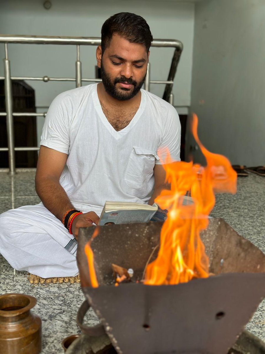 MadhavPushkar's tweet photo. गुरू ब्रह्मा गुरू विष्णु, गुरु देवो महेश्वरा 
गुरु साक्षात परब्रह्म, तस्मै श्री गुरुवे नमः https://t.co/5HWsgYb8n4