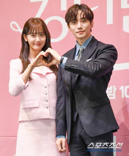 KoreanUpdates's tweet photo. Both SM and JYP Ent denied the dating rumors of #Junho and #YoonA. 

"The two are very close but the rumors saying they're in a relationship is groundless"

https://t.co/TeLKRmIr1G 
#KoreanUpdates VF https://t.co/7fi6cPKpYg