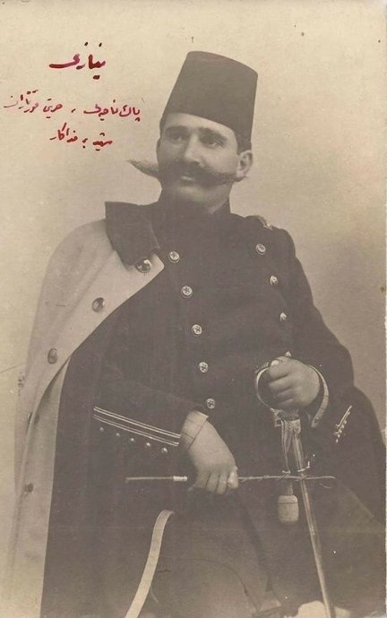 volkan_giritli's tweet photo. BİR DEVRİM HİKAYESİ...
Bundan tam 115 sene önce, 3 Temmuz 1908.
Resneli Niyazi Bey 200 asker ve 200 sivilden oluşan bir kuvvet ile #Resne ve #Manastır arasındaki mevkide dağa çıktı.
Niyazi Bey'in Resne taburunun ardından Ohrili Eyüp Sabri Bey'de, Ohri Taburu ile dağa çıktı.
Amaç hürriyeti kazanmak ve meşrutiyetin ilanını sağlamaktı.
hem Resne Taburu, hem Ohri Taburu'nun faaliyetleri, Selanik'teki 3. Ordu Konutanlığı tarafından bizzat destekleniyordu.
Bölgede Abdülhamid'e bağlı jurnalci yandaşlar bu hareketi bastırmak istedilerse de, Resne Taburu ve #Ohri Taburu, 22 Temmuz gecesi Manastır'da bir araya geldiler ve #Abdülhamid'in adamı olan Müşir Fevzi Paşa'yı dağa kaldırdılar.
Ertesi gün, 23 Temmuz'da 21 pare top atışı ile manastır'da #Meşrutiyet'i ilan ettiler.
Kahrolsun istibdat, yaşasın Hürriyet...
#tarih