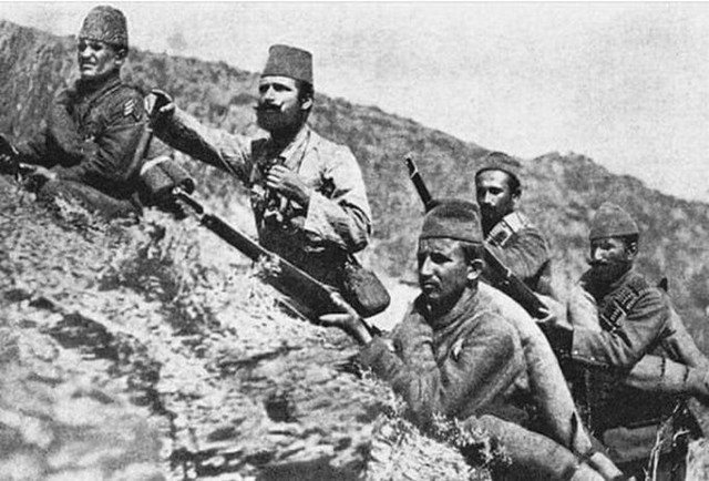 volkan_giritli's tweet photo. BİR DEVRİM HİKAYESİ...
Bundan tam 115 sene önce, 3 Temmuz 1908.
Resneli Niyazi Bey 200 asker ve 200 sivilden oluşan bir kuvvet ile #Resne ve #Manastır arasındaki mevkide dağa çıktı.
Niyazi Bey'in Resne taburunun ardından Ohrili Eyüp Sabri Bey'de, Ohri Taburu ile dağa çıktı.
Amaç hürriyeti kazanmak ve meşrutiyetin ilanını sağlamaktı.
hem Resne Taburu, hem Ohri Taburu'nun faaliyetleri, Selanik'teki 3. Ordu Konutanlığı tarafından bizzat destekleniyordu.
Bölgede Abdülhamid'e bağlı jurnalci yandaşlar bu hareketi bastırmak istedilerse de, Resne Taburu ve #Ohri Taburu, 22 Temmuz gecesi Manastır'da bir araya geldiler ve #Abdülhamid'in adamı olan Müşir Fevzi Paşa'yı dağa kaldırdılar.
Ertesi gün, 23 Temmuz'da 21 pare top atışı ile manastır'da #Meşrutiyet'i ilan ettiler.
Kahrolsun istibdat, yaşasın Hürriyet...
#tarih