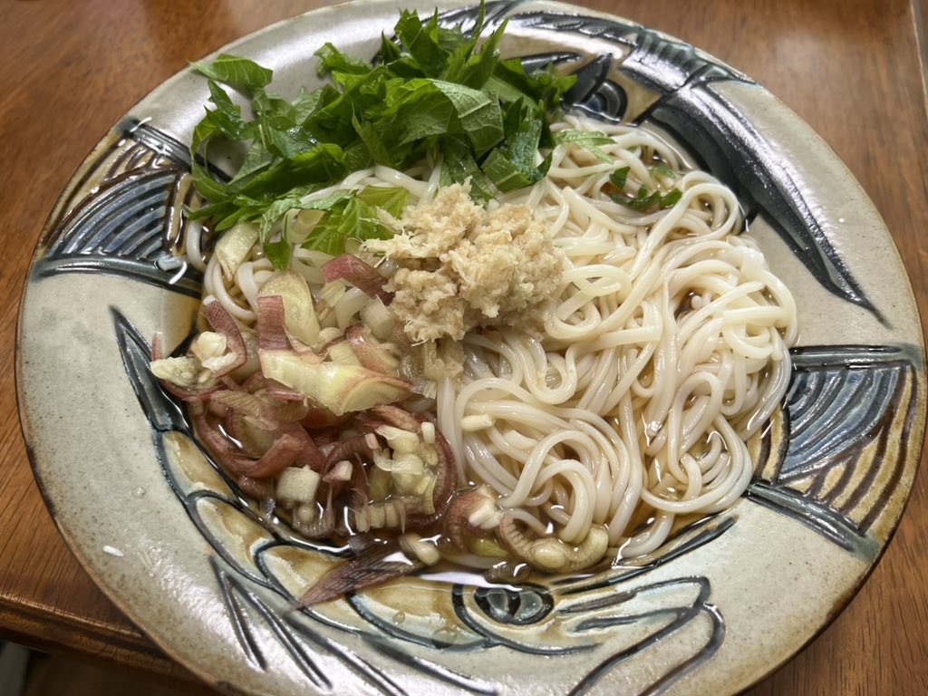 memento_moreau's tweet photo. 夏はそうめんが食べたくなりますね。徳島の半田素麺は太くて腰が強く、食感がたまらない。つゆは長崎・チョーコー醤油のあごつゆ。自然と九州・四国の食べ物が恋しくなる。薬味は茗荷、大葉、生姜。文句なしに美味しい。ずっと抱えていた大事な原稿を出して、仕事がひとつのヤマを越えた。清々しい。 https://t.co/tAx0klXD6G
