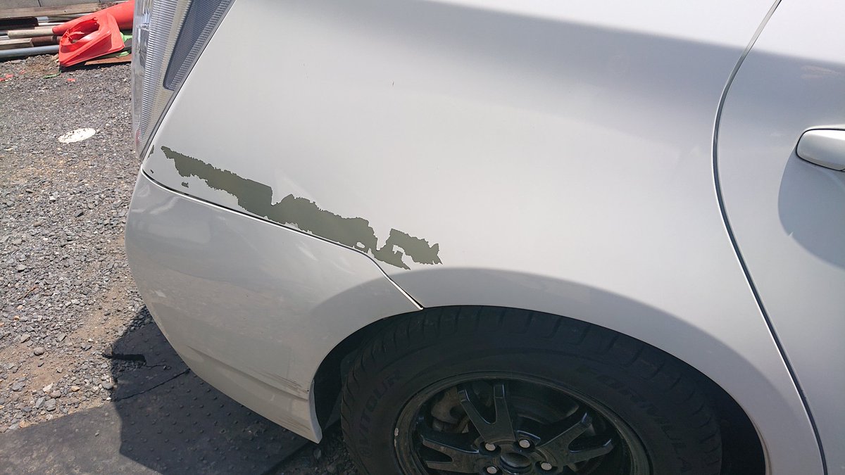koinuma_auto's tweet photo. 下地に修復した気配がないけど、これは純正塗装が剥がれたのか？？

養生テープに塗装を持っていかれた(。´Д⊂)

なお30プリウス https://t.co/yRJZuD8SqX