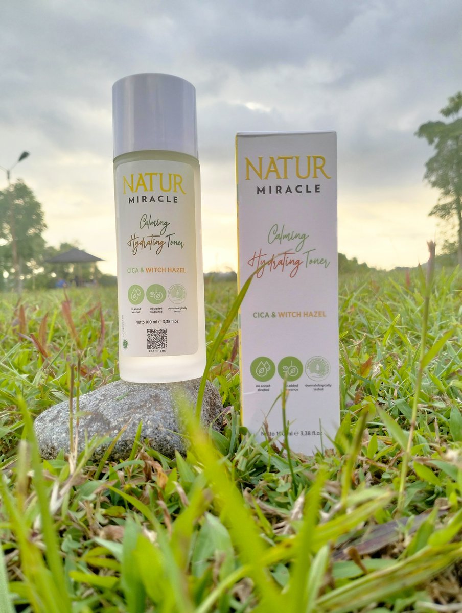 _Mayychn's tweet photo. Wehh aku mau rekomendasi hydrating toner varian lain dari @Naturbeautyid yg bisa bantu hidrasi kulitku saat cuaca panas. Kemarin kan aku dah nyobain yang Renew Skin, nah sekarang aku nyobain yang Calming Hydrating Tonernya nih 😉 https://t.co/EuXhtF4Kf9